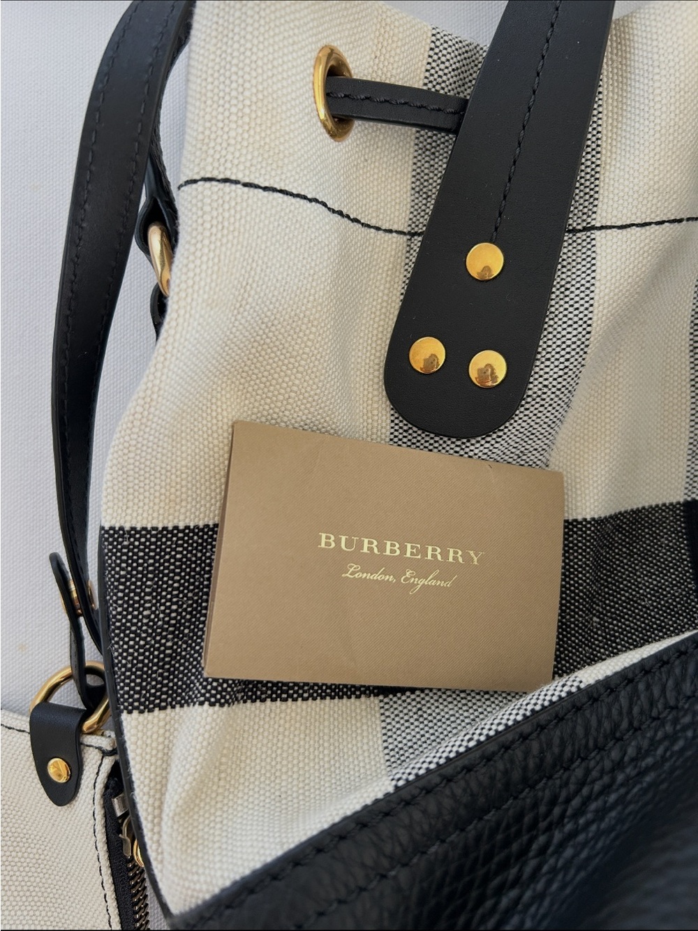 NWOT, Designer Luxury. Genuine Burberry Black & Ivory Check Tote, Never Used - Picture 2 of 8